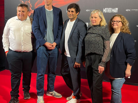 Es stehen fünf Personen auf dem roten teppich der Filmpremiere Mother Mary