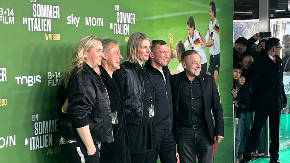 Fünf Personen aus dem Team vom Film "Ein Sommer in Italien" stehen im Cinemaxx Dammtor auf den roten Teppich