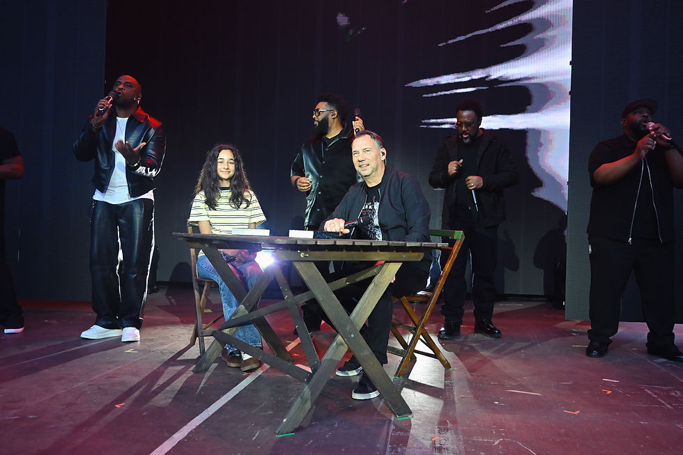 Ayla Uluçam (links) und Sebastian Fitzek (rechts) lesen aus der Nachbar vor. Im Hintergrund singt N7. Foto: Volkmar Otto