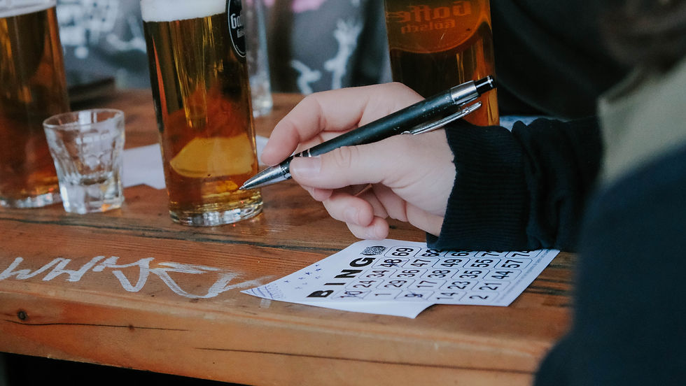 Volle Reihen, laute Musik und gemeinsames Mitfiebern: Beim Bingo-Abend im Bumann & SOHN treffen sich wöchentlich rund 200 Menschen, um gemeinsam Zeit offline zu verbringen. Foto: Karlotta Hoppe; Rechte Bumann & SOHN