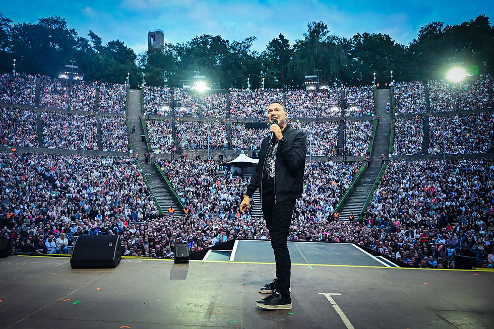 Sebastian Fitzek bei seiner Jubiläumsshow in der Berliner Waldbühne. Foto: Volkmar Otto