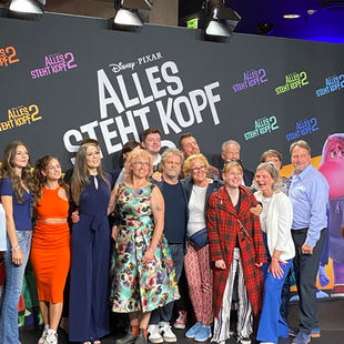 Viele Menschen auf der Premiere von Disney Film