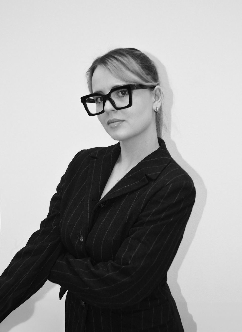 Antonia Valentina Herbort ist im Jahr 2000 geboren und stolzes Mitglied der umstrittenen Generation Z. Modejournalistin zu sein heißt für die Hamburgerin, die Wechselwirkung zwischen Mode, Mensch und Zeitgeist zu entschlüsseln. Bei ihrer Arbeit faszinieren Valentina vor allem die Dinge, die sich erst auf den zweiten Blick erschließen. Ob psychologische, kulturelle oder historische Hintergründe – dass Mode viel mehr als reine Äußerlichkeit ist, vermittelt sie seitdem erfolgreich auf ihren Social-Media-Kanälen (Instagram,: über 75.000 Follower, TikTok: über 36.000 Follower). Foto: Antonia Vanlentina
