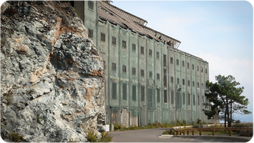 Canari : l’ancienne usine d’amiante disparaît peu à peu, une mémoire ouvrière entre nostalgie et blessures