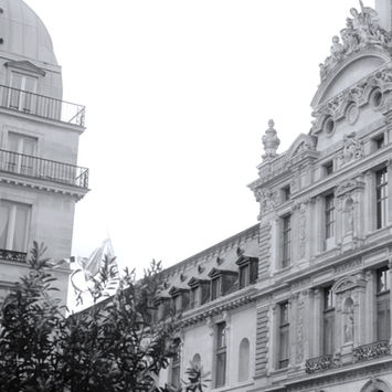 Paris le louvre clap maker_edited.jpg