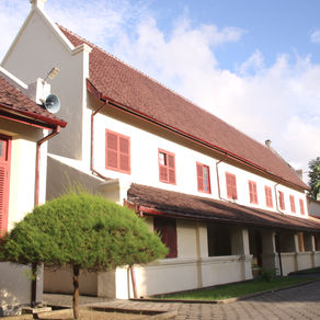 Gedung  J