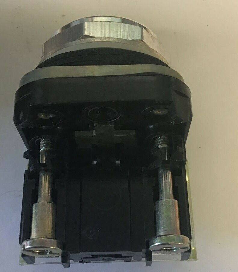 Thumbnail: ALLEN BRADLEY 800T-A9A FLUSH HEAD PUSHBUTTON YELLOW SER.N 1NO-1NC