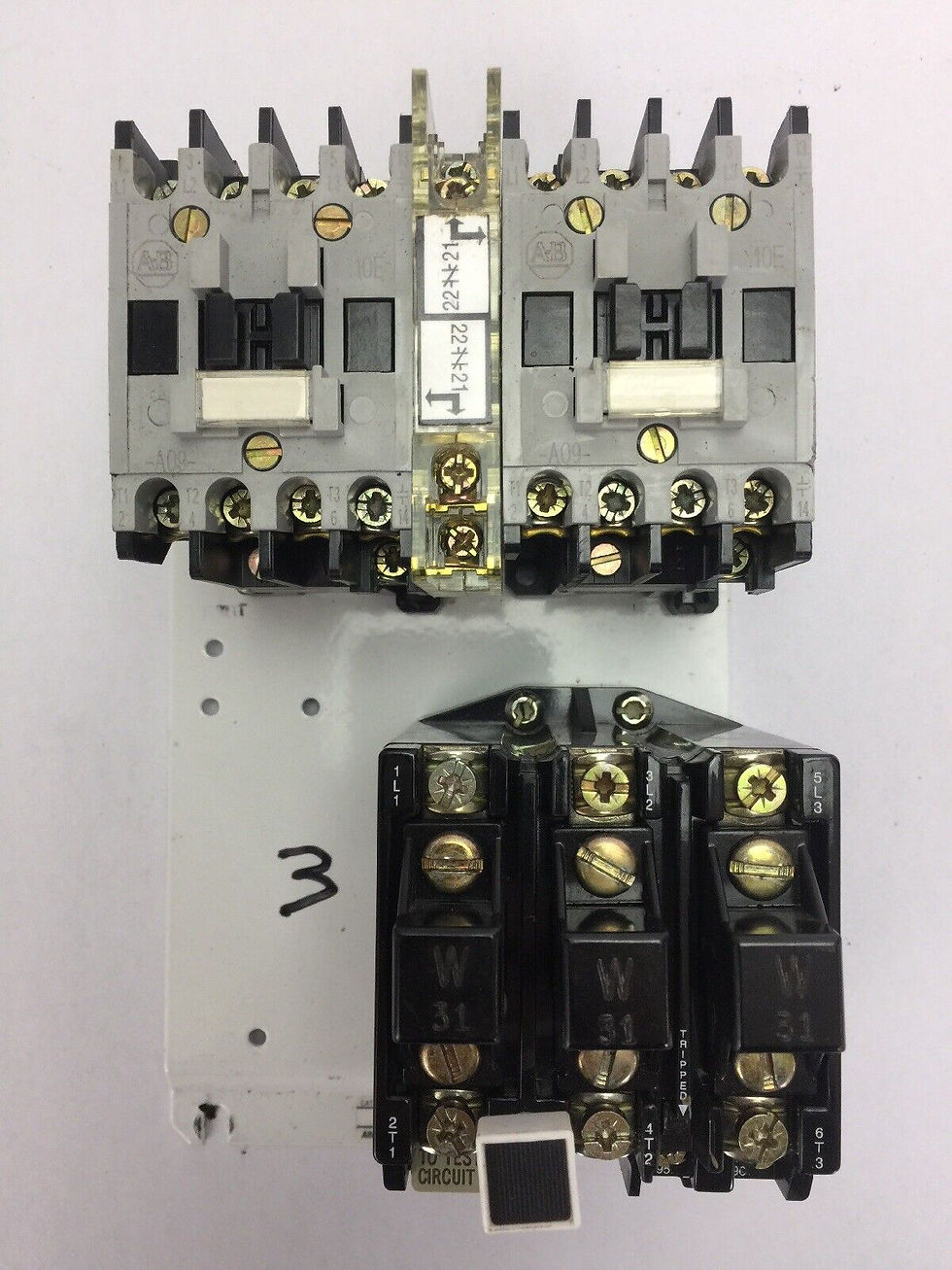 ALLEN BRADLEY 105-A09NDJ0V REVERSING STARTER 100-A09ND3 600VAC 9A 592-J0V16 W31