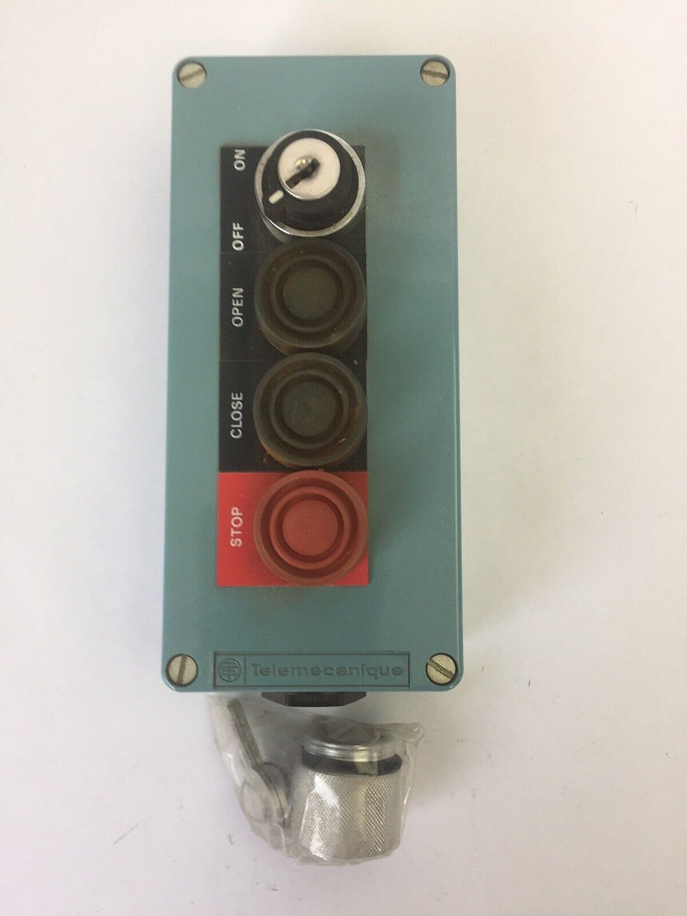 TELEMECANIQUE XAP M 3204 STOP/CLOSE/OPEN PUSH BUTTON ENCLOSURE WITH LOCK