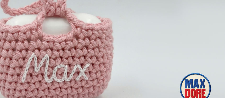 Le petit sac "Max" : quand le tricot québécois protège vos AirPods — et finance un média