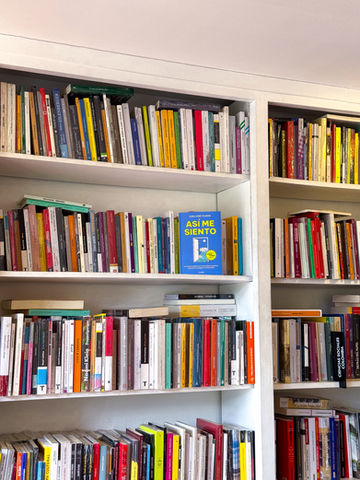 Libro “Así me siento” en posición vertical, mostrando la portada completa.