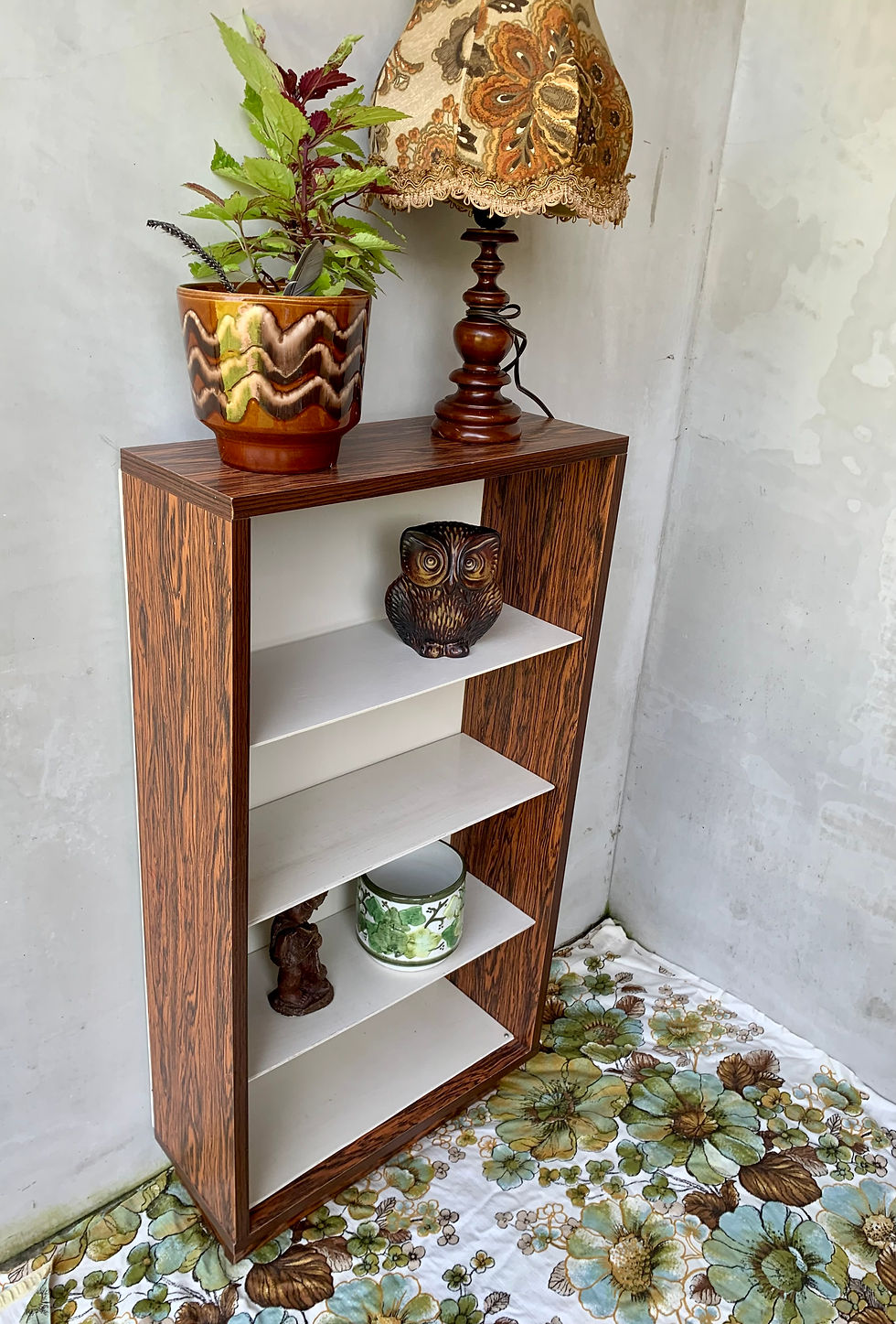 Thumbnail: Retro houten kast met witten schrappen en accessoires