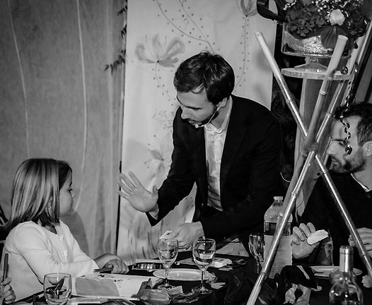 Magicien Toulouse en close-up pour un anniversaire