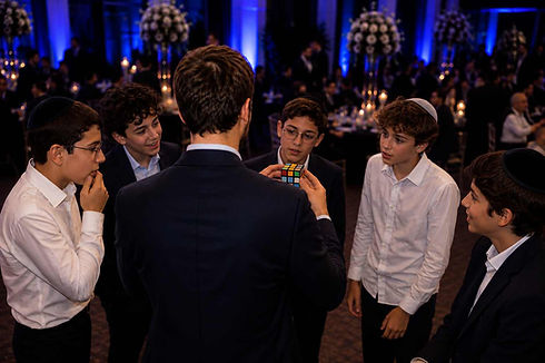 Magicien Lucas Toulouse à Toulouse pour bar mitzvah réalise un tour avec un Rubik's Cube