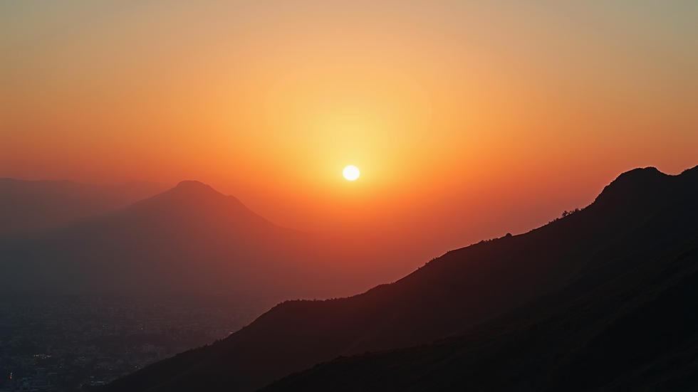 Panorâmica de um nascer do sol em uma montanha distante