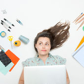une femme couchée sur le sol qui réfléchit à son projet en architecture intérieure