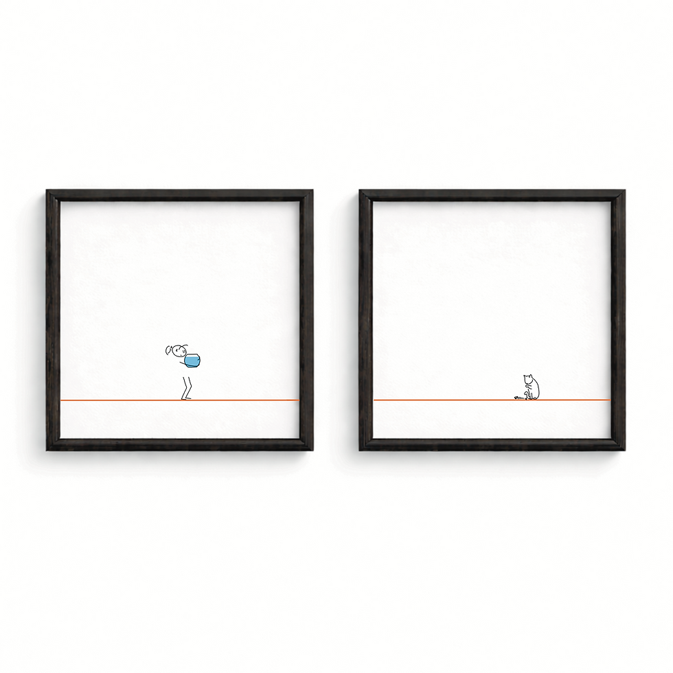Zwei gerahmte Bilder mit Strichfiguren. Links eine Strichfigur, die ein leeres Gildfischglas hält, rechts Katze, die sich putzt mit Gräte daneben.