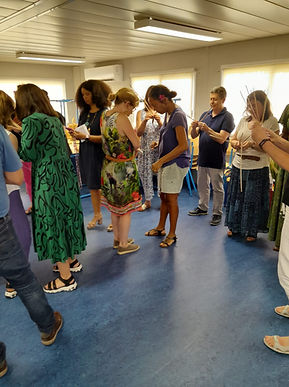 Groupe d'apprenants à la vannerie