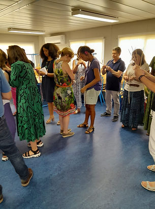 Groupe d'apprenants à la vannerie