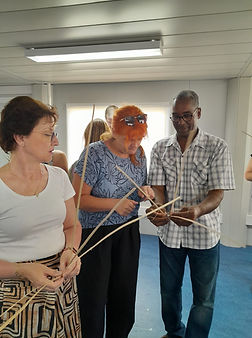 Groupe d'apprenants d'un atelier de vannerie