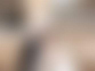 Küssendes Brautpaar vor griechischer Statue im Museum