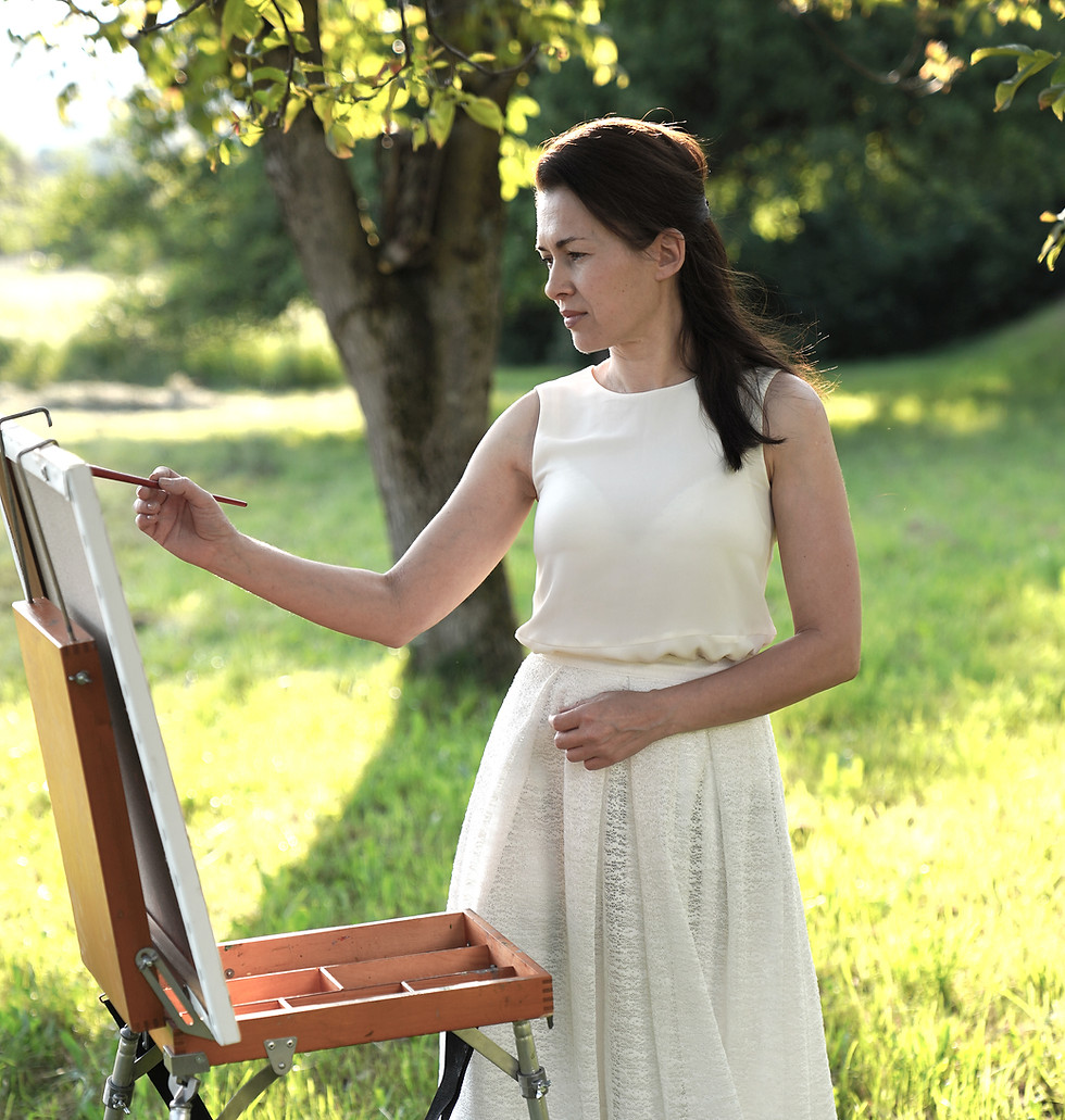 Live painter Liubov Kriuchkova painting plein air