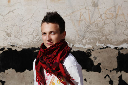 Einzelportrait eines jungen Mannes an einem Lost Place realisiert durch dfotografie.ch