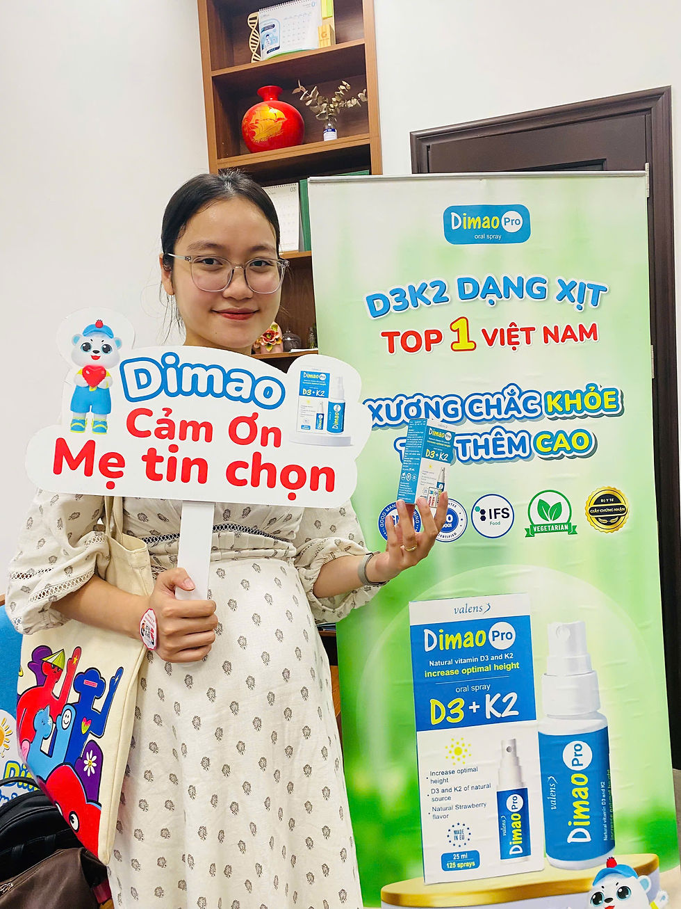 Mẹ bầu cạnh banner Dimao Pro
