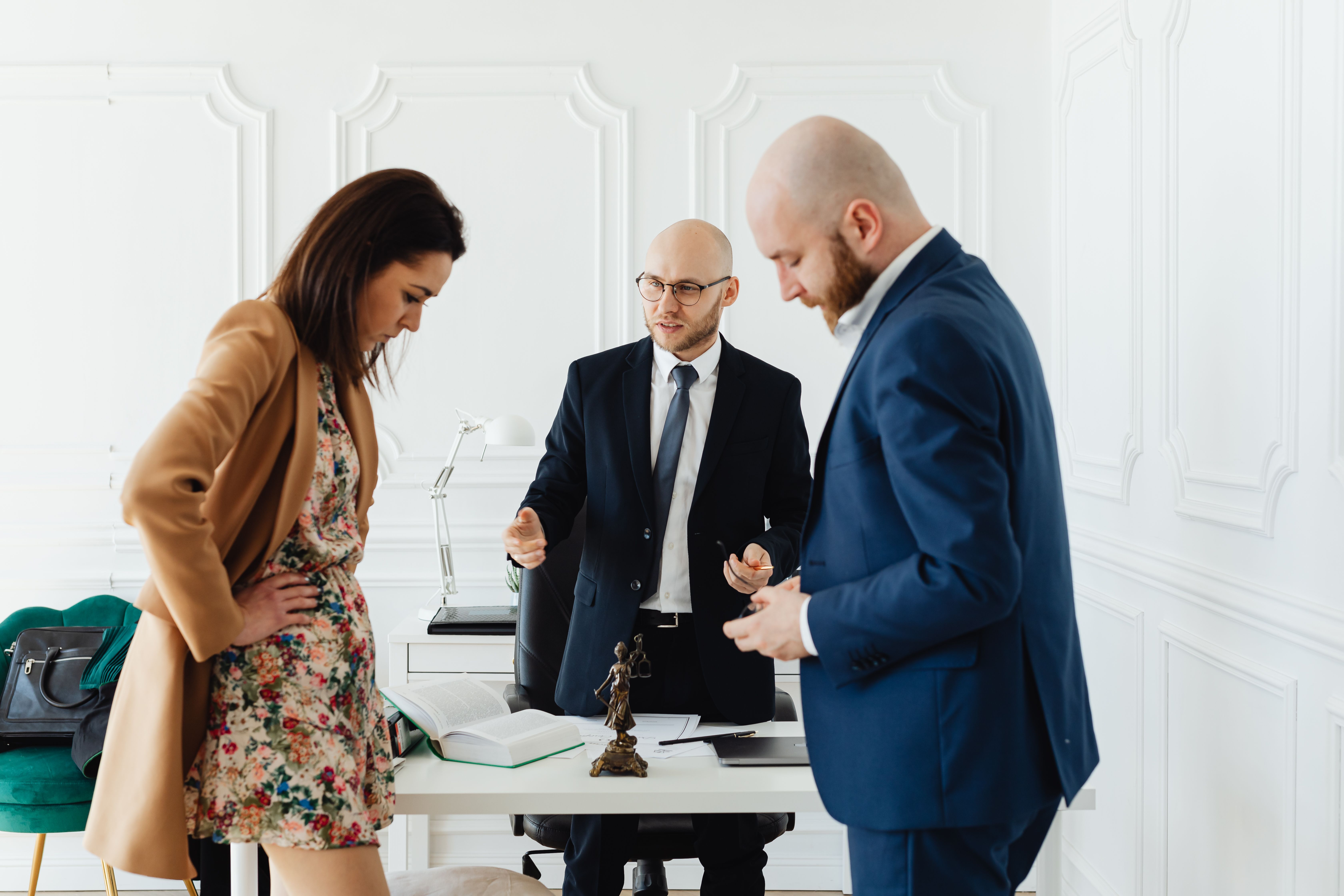 Profesionales revisando documentación en una reunión legal