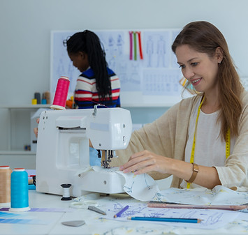 Learn to sew (woman sewing machine - comp.JPG)