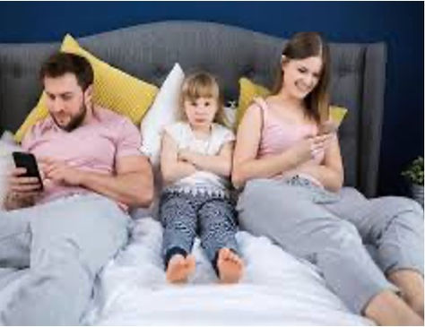 Uso de pantallas paterno afecta negativamente a niños <5 años