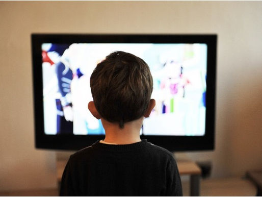 Tiempo de pantalla asociado a menor rendimiento en escolares