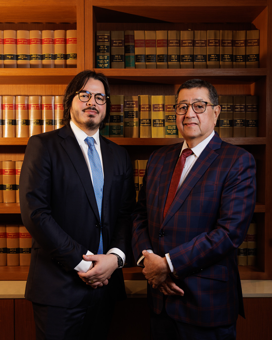 Los abogados de Bufete Milán y Milán en su biblioteca jurídica
