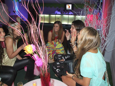 Invitadas junto al bar