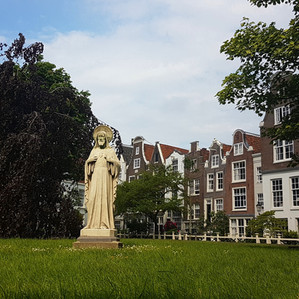 Begijnhof: History Behind the Wooden Door