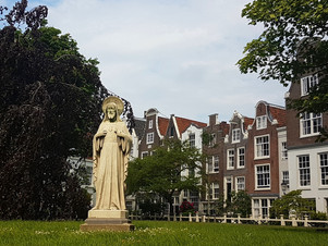 Begijnhof: History Behind the Wooden Door