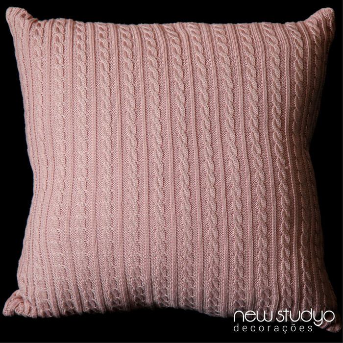 Almofada sob medida quadrada em tricô texturizado na cor rosa claro produzido com exclusividade pela New Studyo.