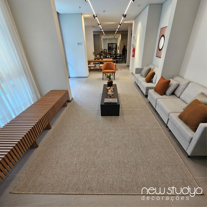 Tapete sob medida em sisal em corredor corporativo no Morumbi - New Studyo.