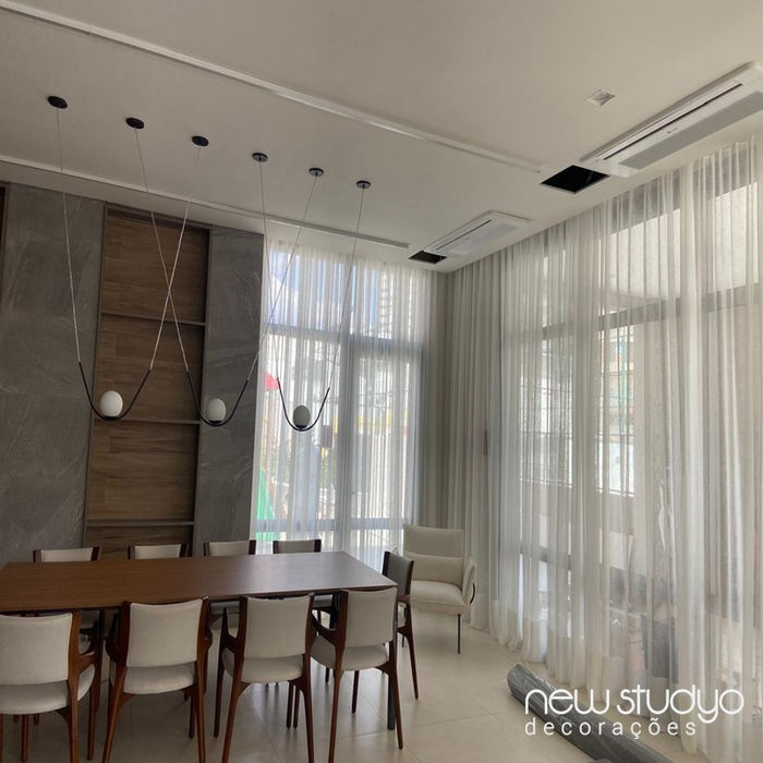 Cortina em gaze de linho branca instalada em escritório na Vila Madalena.