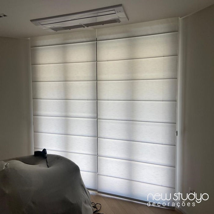 Controle de luminosidade com persiana romana em escritório moderno na Vila Olímpia - New Studyo.