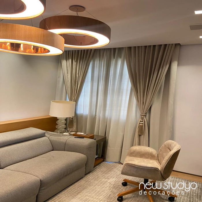 Cortina de linho com caimento wave instalada em sala de estar em Higienópolis.