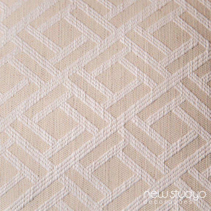 Close na textura do tecido Jacquard bege com linhas geométricas em relevo para almofada sob medida produzido com exclusividade pela New Studyo.