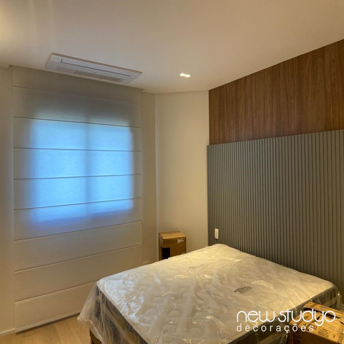 Persiana romana branca em quarto com iluminação indireta de LED - New Studyo.