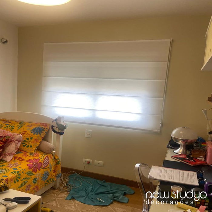 Persiana romana instalada em janela de dormitório no Itaim Bibi - New Studyo.
