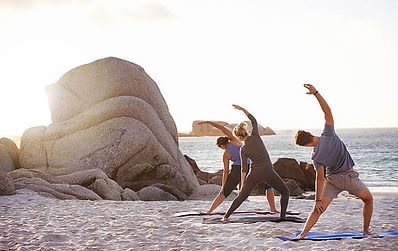 yoga-plage-rocher.jpg