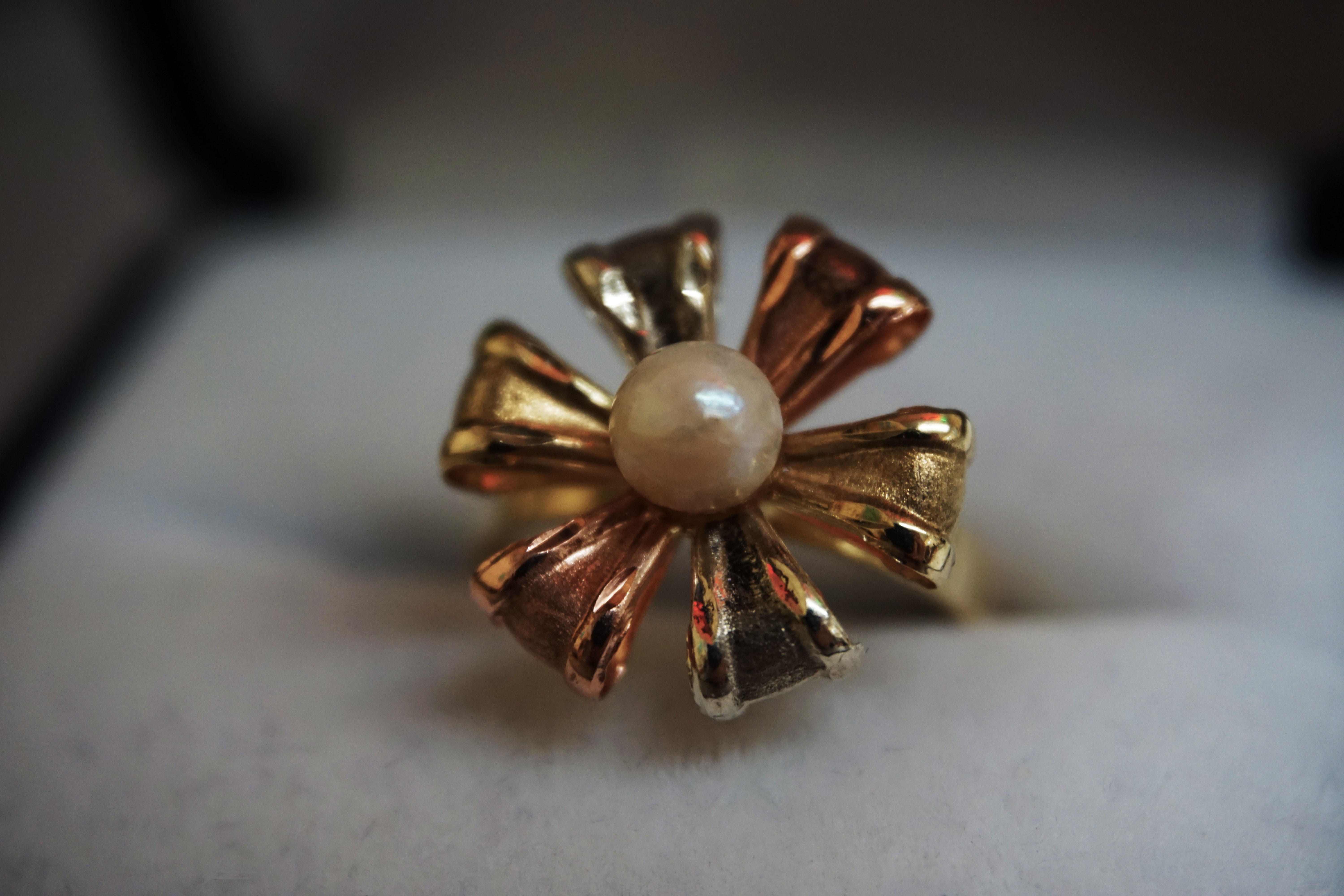 14k Ribbon ring with pearl