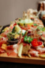 Plata by Bura i sol na kojoj se nalaze samo vrhunski proizvodi poput originalnog drniškog pršuta