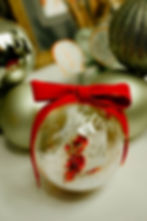 U personalizirane božićne kuglice by ARTina moguće je ubaciti proizvode po želji. Ovoga puta u kuglama se našao ručno izrađeni nakit Loca Handmade