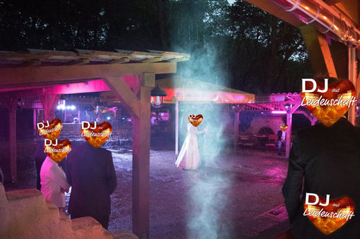 Großer Aufbau - Open Air Hochzeit am See,  Musik, Licht und Stimmung perfekt aufeinander abgestimmt.