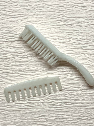 Barbie/Skipper comb and brush €2,-